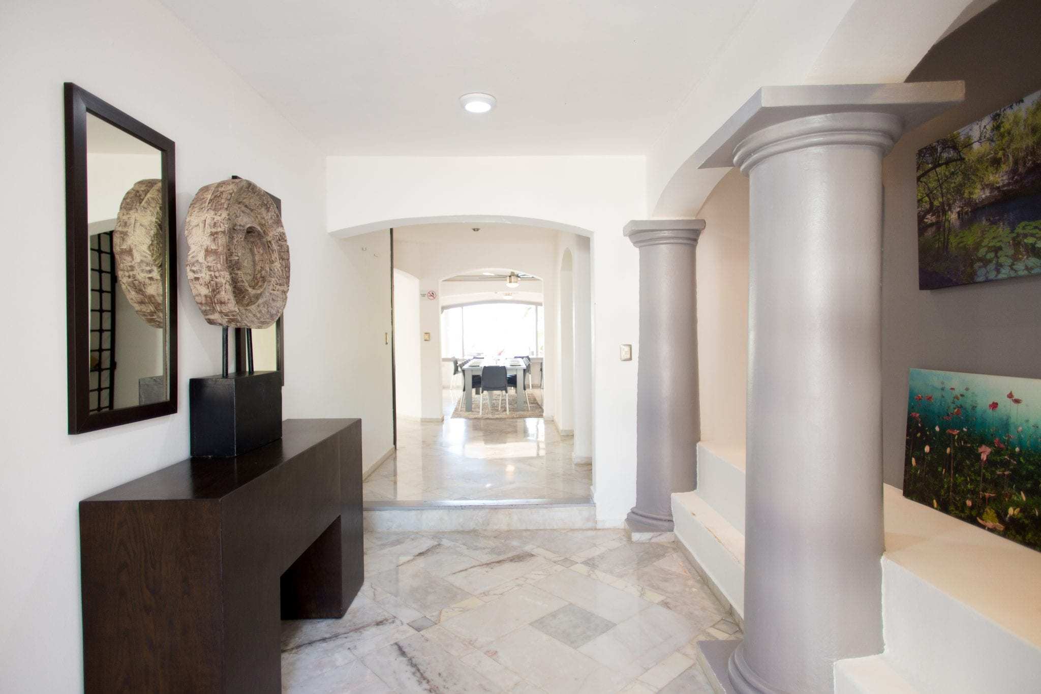 4 BR Trendy Waterfront Villa - Interior - Entry