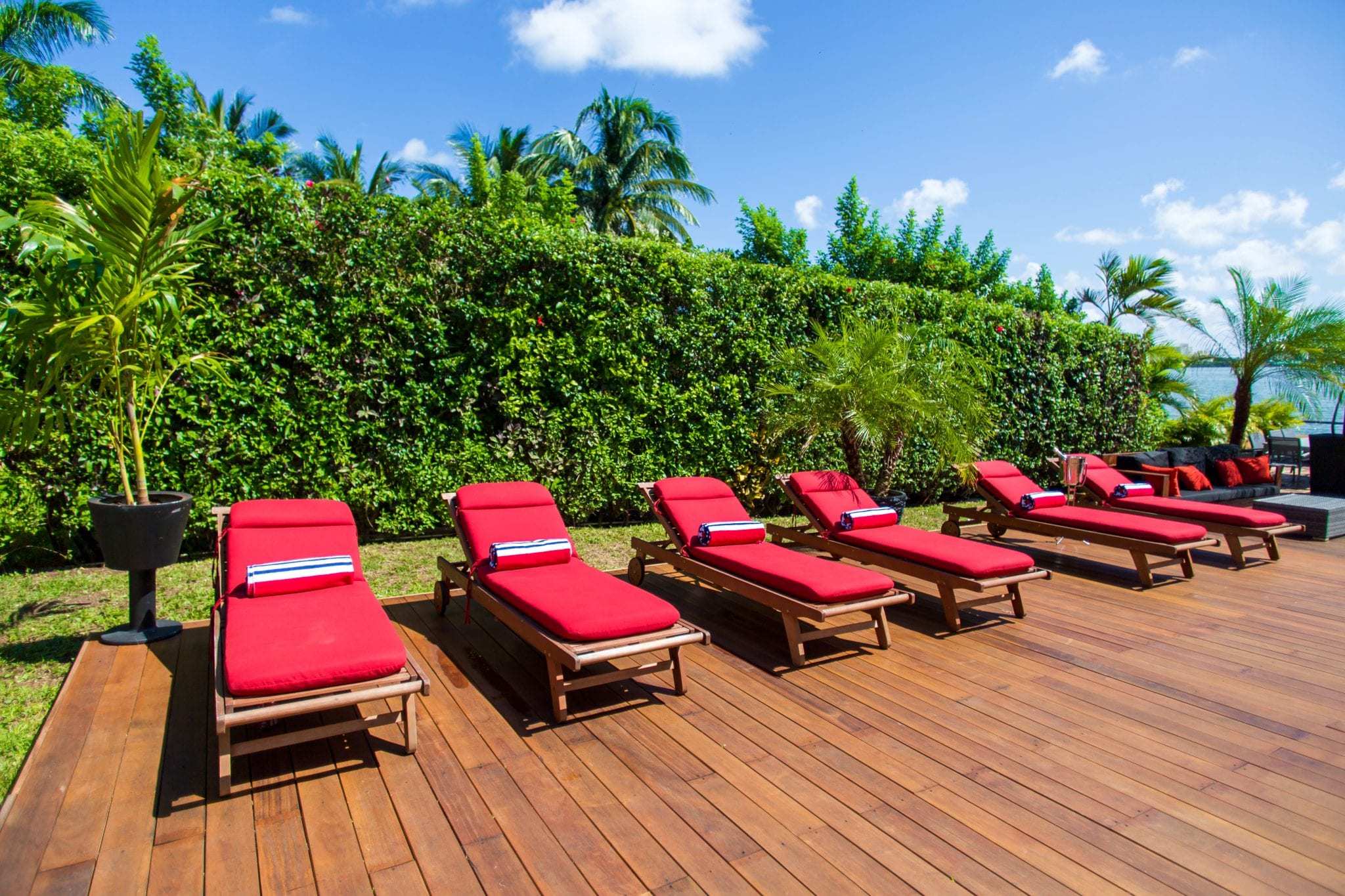 4 BR Trendy Waterfront Villa - Exterior - Lounging