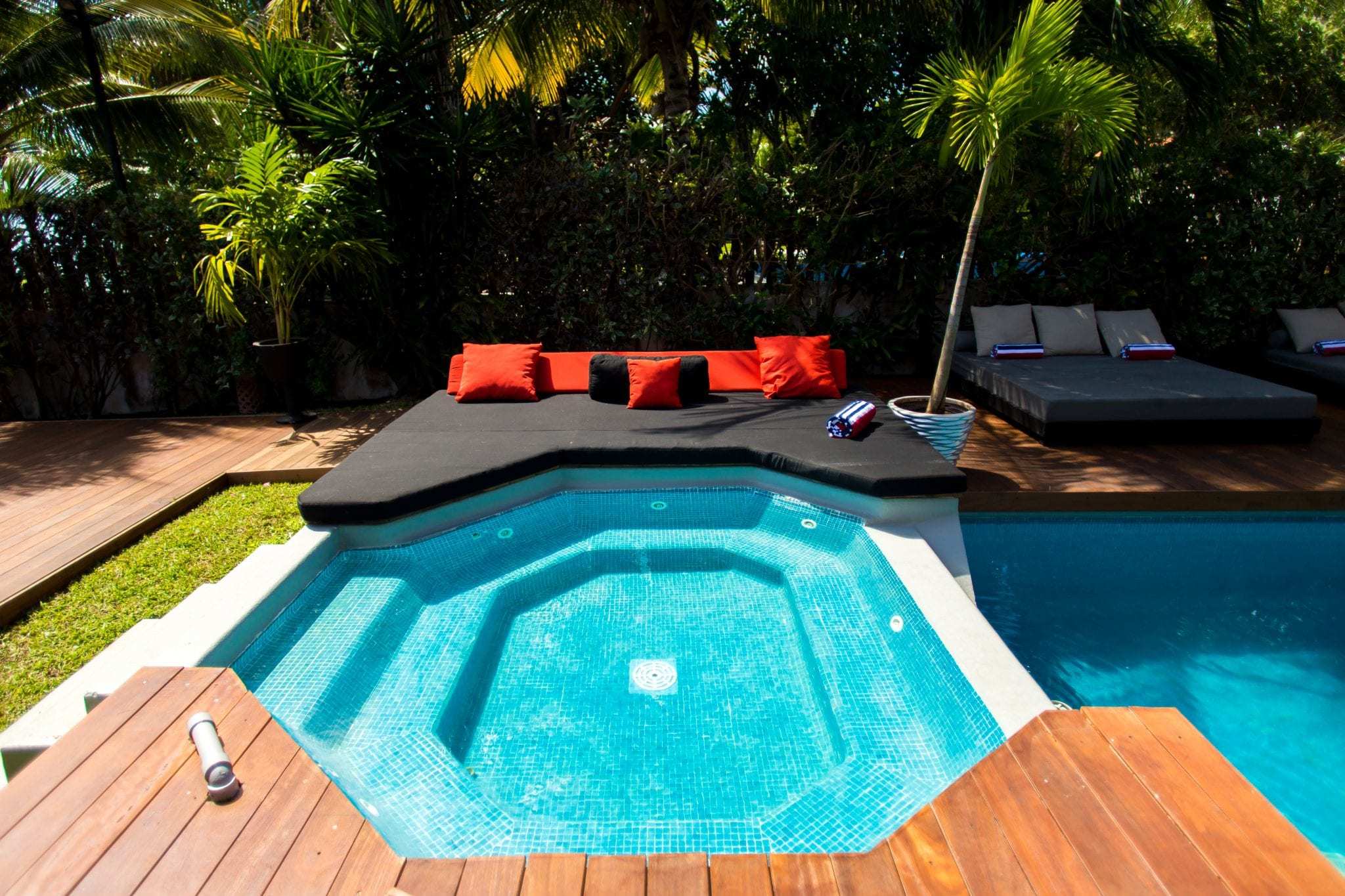 4 BR Trendy Waterfront Villa - Exterior - Pool