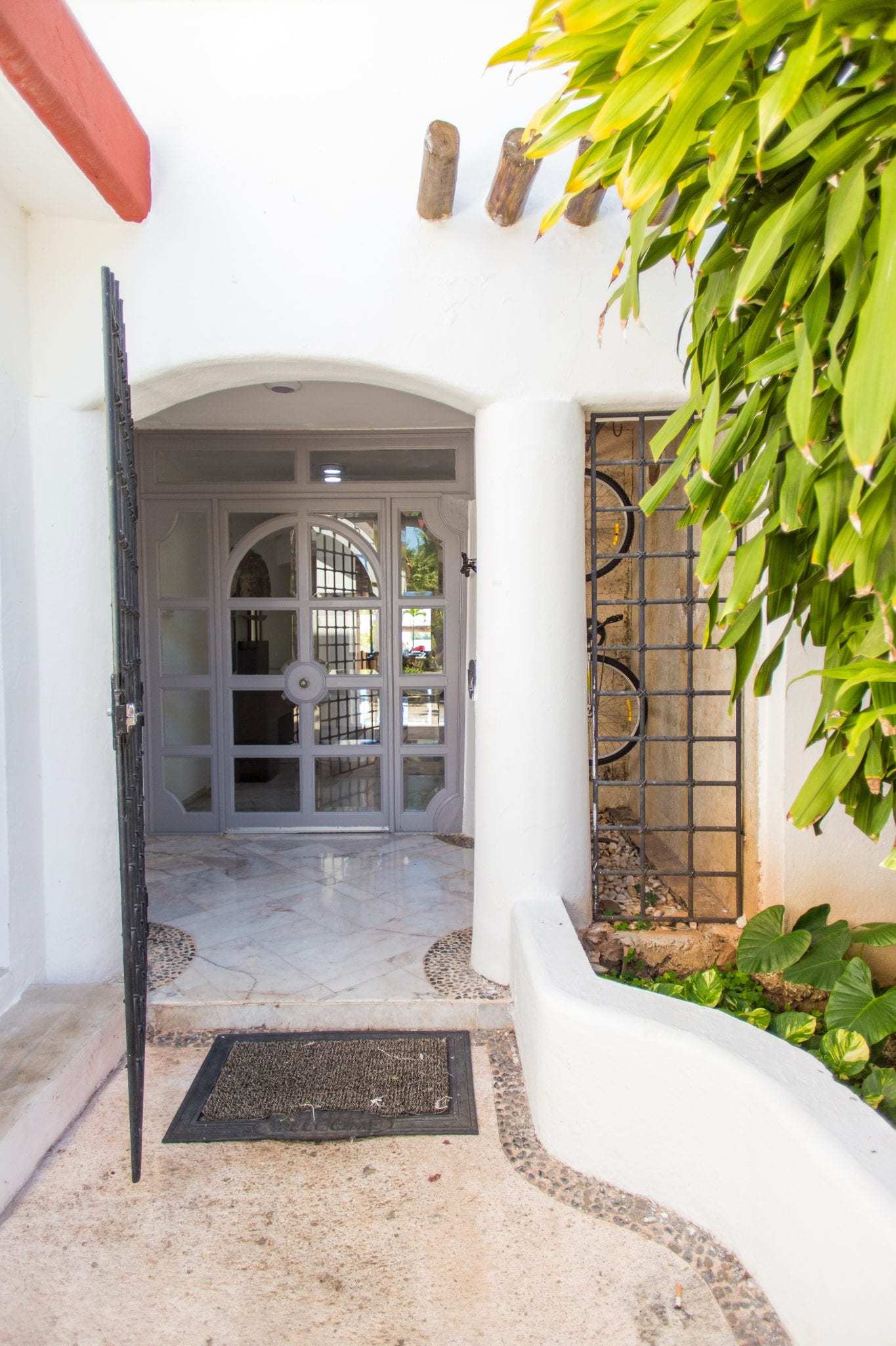 4 BR Trendy Waterfront Villa - Exterior - Entrance