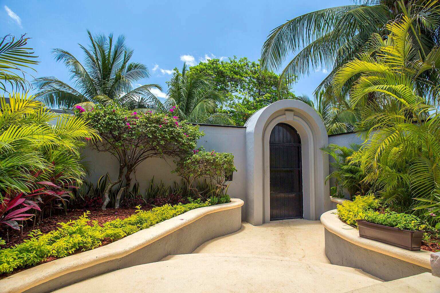 5 BR Bachelor Party Villa - Exterior - Entrance