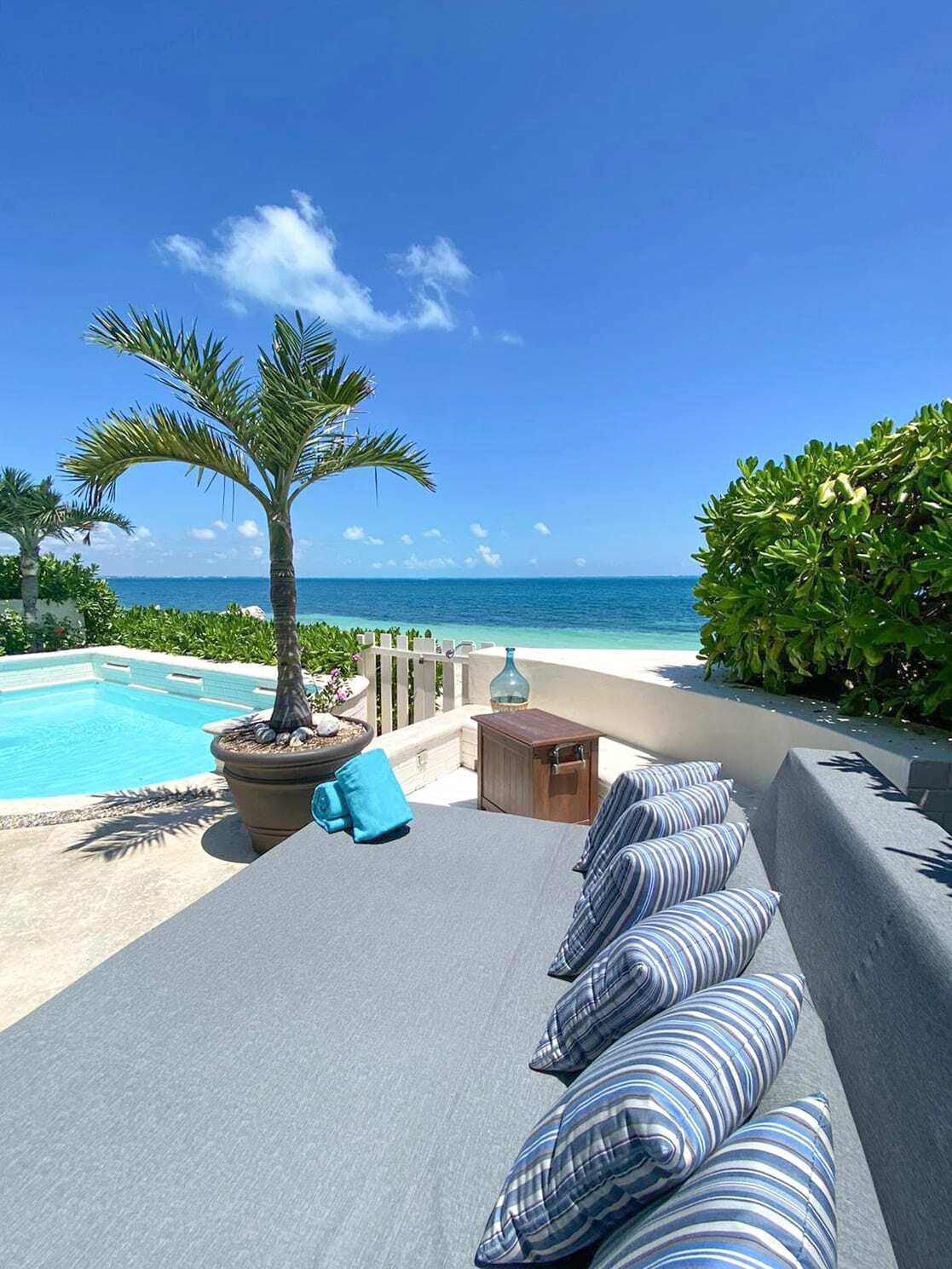 3 BR Mimi Villa - Exterior - Daybed