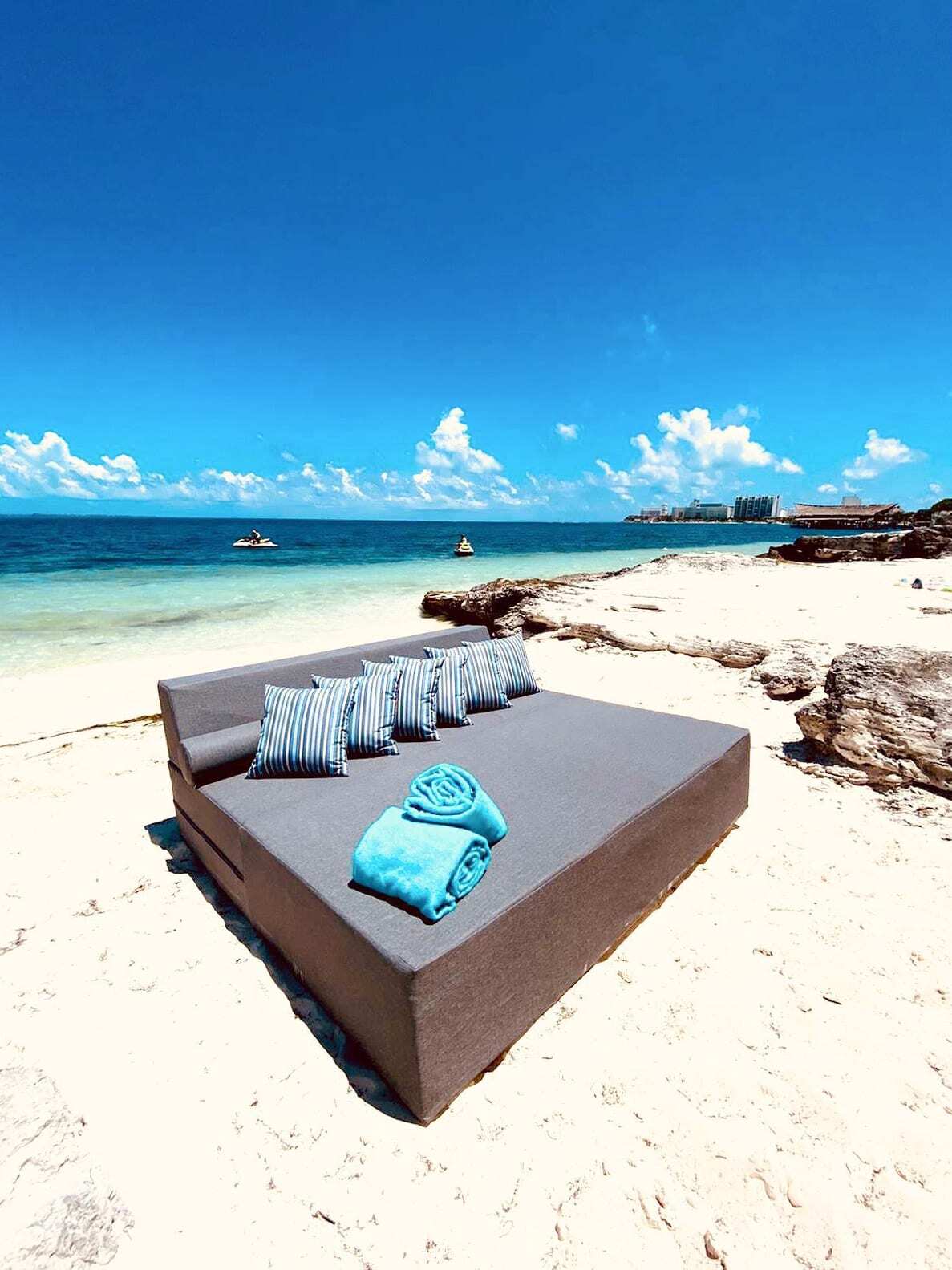 3 BR Mimi Villa - Exterior - Daybed